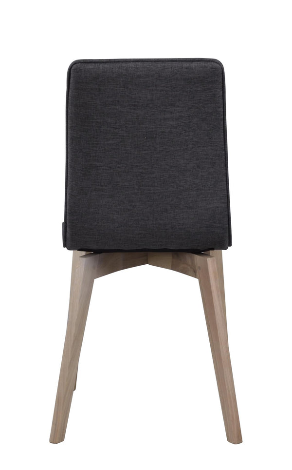 Svart stoppad stol med ljusa träben sedd bakifrån mot vit bakgrund