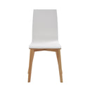 Vit matstol med sits och ryggstöd i plast samt ben i ljust trä, skandinavisk design