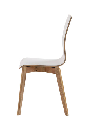 Vit stol med sits och rygg i böjt trä samt ben i ekfanér, visad från sidan