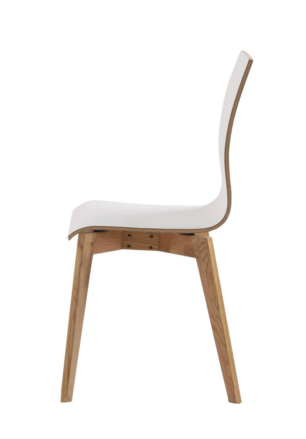 Vit stol med sits och rygg i böjt trä samt ben i ekfanér, visad från sidan