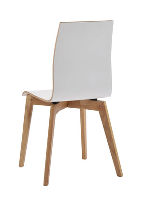 Vit stol med träben i ek, sedd bakifrån, modern skandinavisk design med böjd rygg