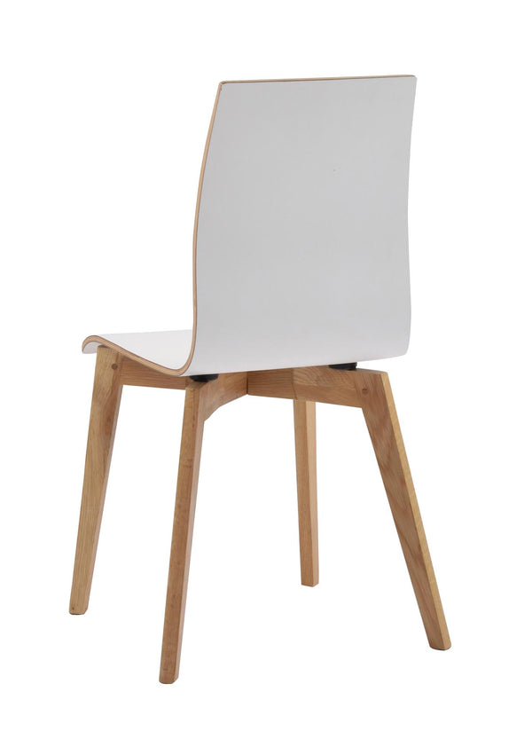 Vit stol med träben i ek, sedd bakifrån, modern skandinavisk design med böjd rygg