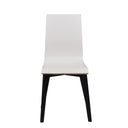 Modern matstol med vit sits och svarta ben i trä, frontvy mot vit bakgrund