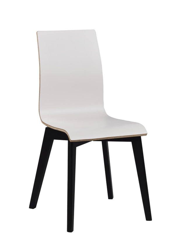 Vit stol med svarta ben i modern skandinavisk design, ergonomisk rygg och sits