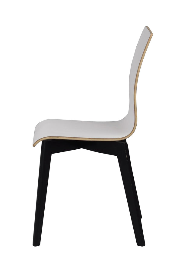 Stol med vit sits och rygg i böjträ samt svarta träben, visad från sidan