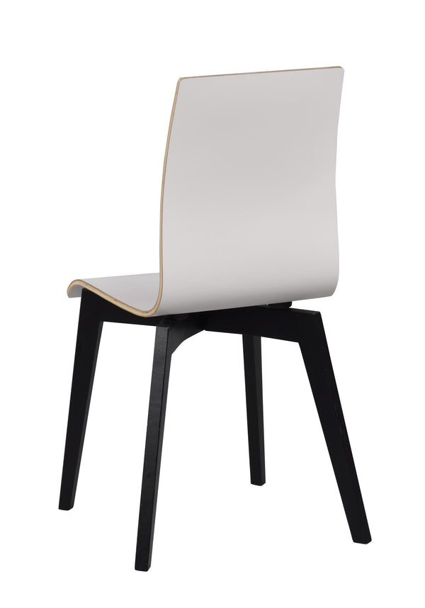 Vit stol med svarta ben i trä, sedd bakifrån, modern skandinavisk design med böjd rygg