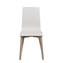 Vit matstol med träben i ljust trä, modern skandinavisk design, framifrån