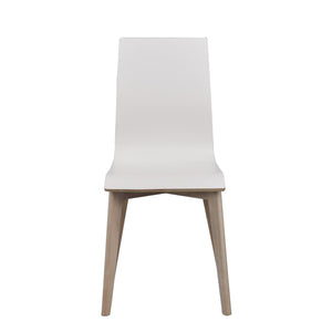 Vit matstol med träben i ljust trä, modern skandinavisk design, framifrån