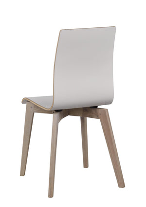 Modern matstol med ljusgrå sits och rygg samt ljusa träben, sedd bakifrån