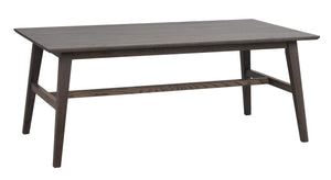 Mörkgrått matbord i trä med snedställda ben och genomgående hylla mellan benen