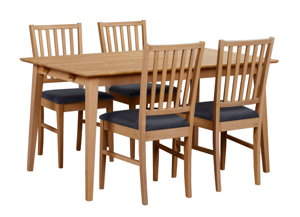 Matbord i ljust trä med fyra stolar med svarta dynor, skandinavisk design