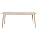 Ljust trämöblerat matbord med raka ben i skandinavisk design, frontvy mot vit bakgrund