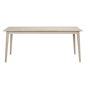 Ljust trämöblerat matbord med raka ben i skandinavisk design, frontvy mot vit bakgrund