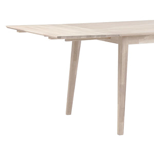 Ljust trä matbord med utdragbara extra skivplankor och avsmalnande ben i skandinavisk design