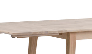 Utdragbart matbord i ljust trä med synlig förlängningsfunktion och stabila ben