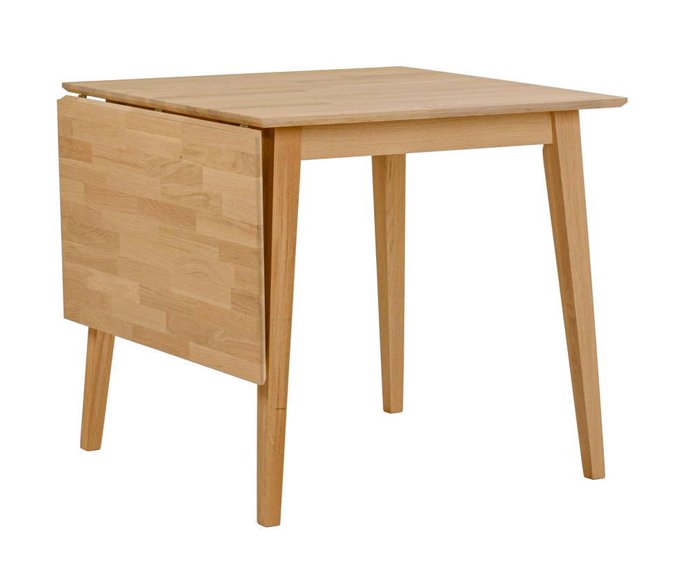 Ljust trä matbord med fyrkantigt bordsskiva och fyra avsmalnande ben i skandinavisk design