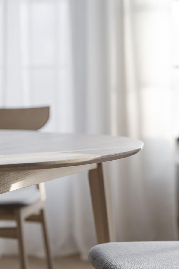 Ljust matbord i trä med stol i modern skandinavisk design för matsal eller kök