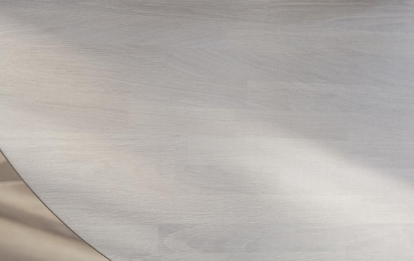 Ljusgrå plywoodskiva med naturlig trästruktur och synliga årsringar, lämplig för möbler och inredning