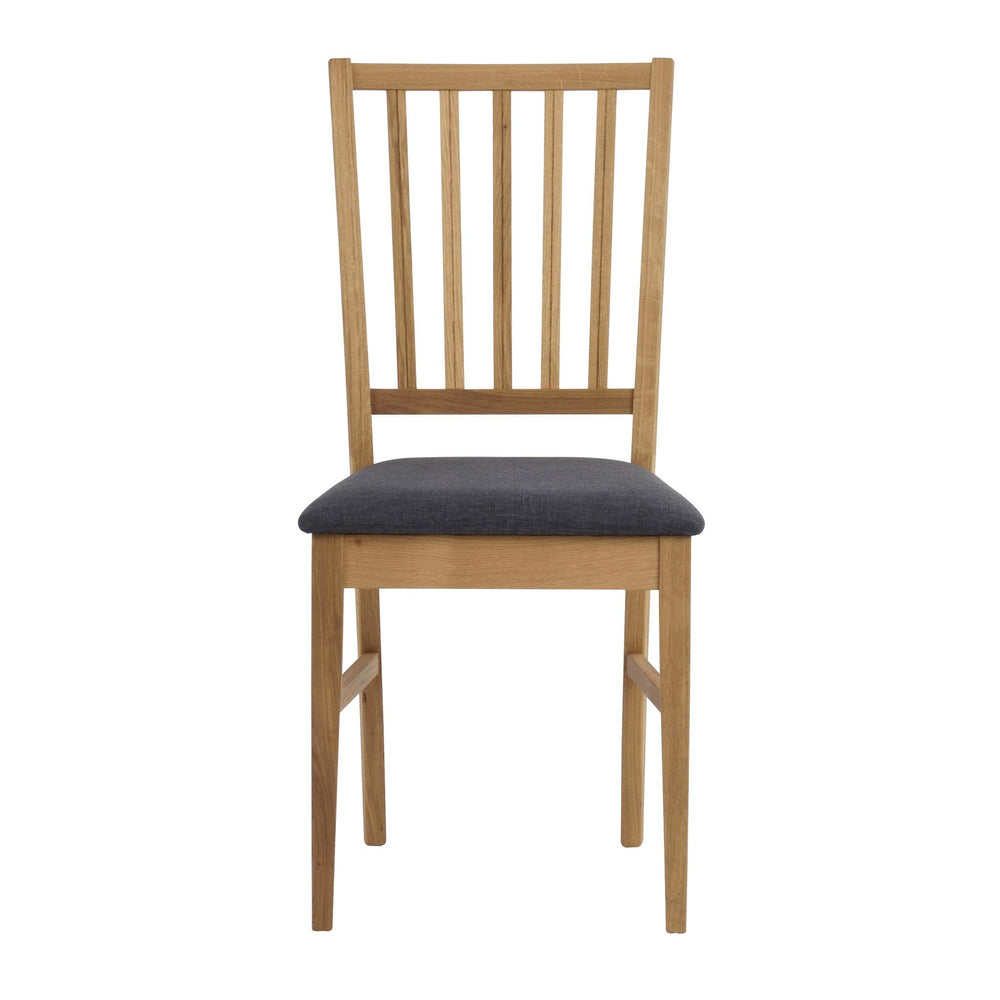 Stol i ek med grå stoppad sits och spjälrygg, frontvy mot vit bakgrund