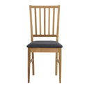 Stol i ek med grå stoppad sits och spjälrygg, frontvy mot vit bakgrund