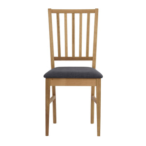 Stol i ek med grå stoppad sits och spjälrygg, frontvy mot vit bakgrund