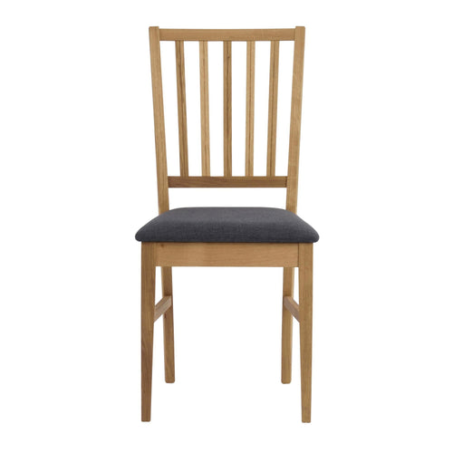 Stol i ek med grå stoppad sits och spjälrygg, frontvy mot vit bakgrund