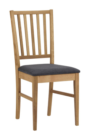 Matstol i ek med vertikala spjälor i ryggstödet och grå stoppad sits