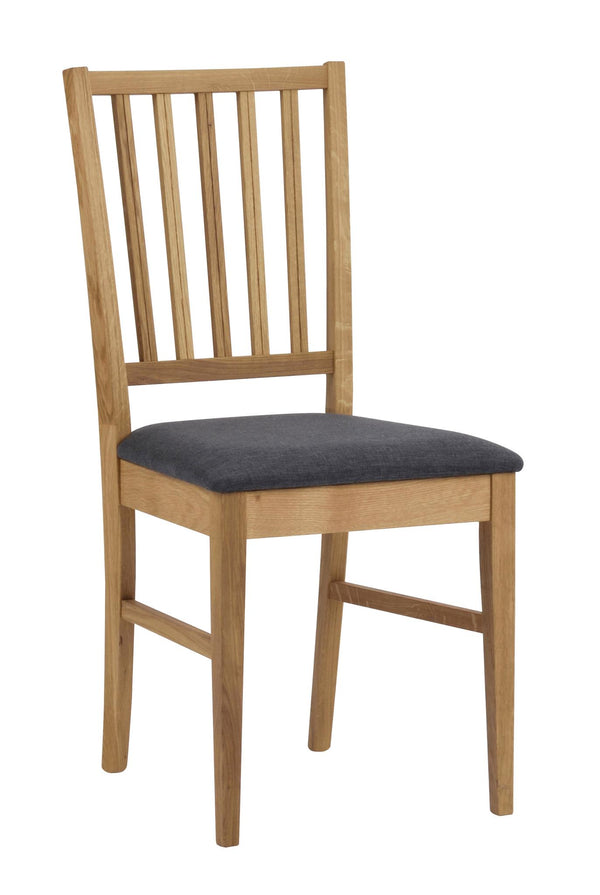 Matstol i ek med vertikala spjälor i ryggstödet och grå stoppad sits