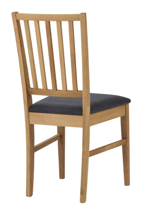 Matstol i ek med stoppad sits i mörkgrått tyg och vertikala spjälor i ryggstödet