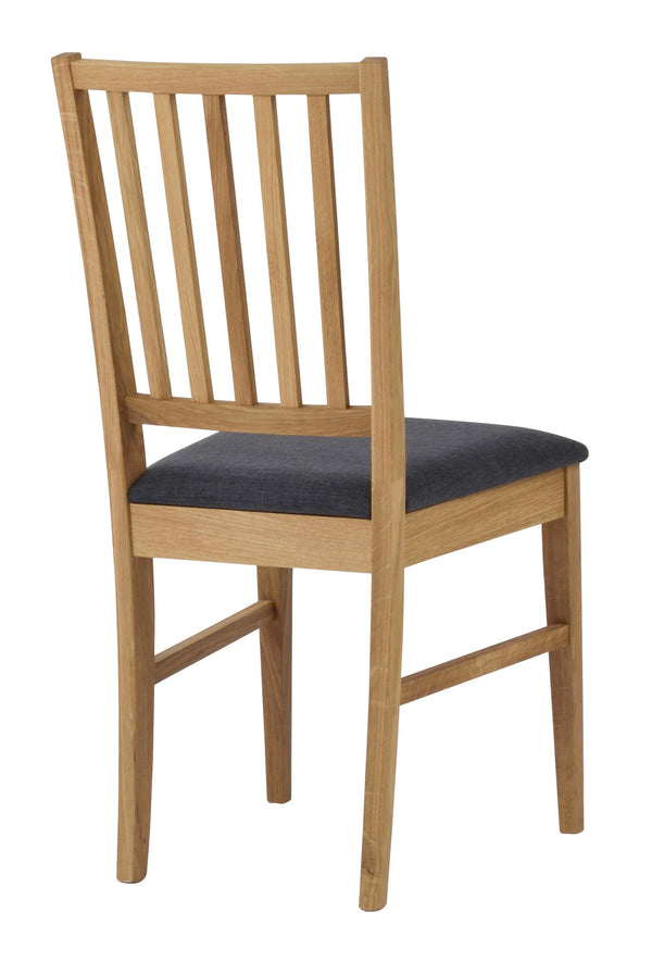 Matstol i ek med stoppad sits i mörkgrått tyg och vertikala spjälor i ryggstödet