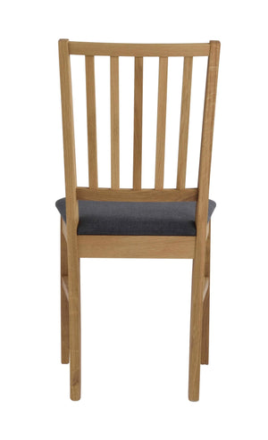 Matstol i ljust trä med svart sits och vertikala ribbor i ryggstödet, sedd bakifrån