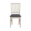 Matstol med ljust trä och grå stoppad sits, vertikala spjälor i ryggstödet