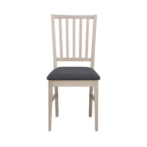 Matstol med ljust trä och grå stoppad sits, vertikala spjälor i ryggstödet