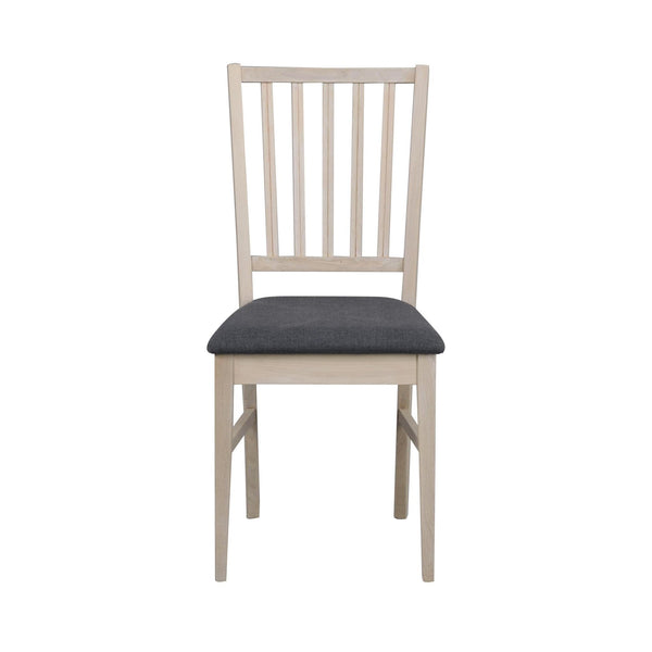 Matstol med ljust trä och grå stoppad sits, vertikala spjälor i ryggstödet