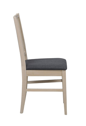 Matstol i ljust trä med grå stoppad sits, sidovy som visar hög rygg och träben