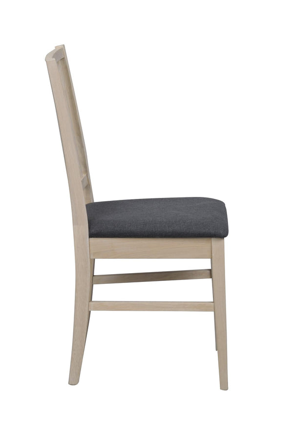 Matstol i ljust trä med grå stoppad sits, sidovy som visar hög rygg och träben