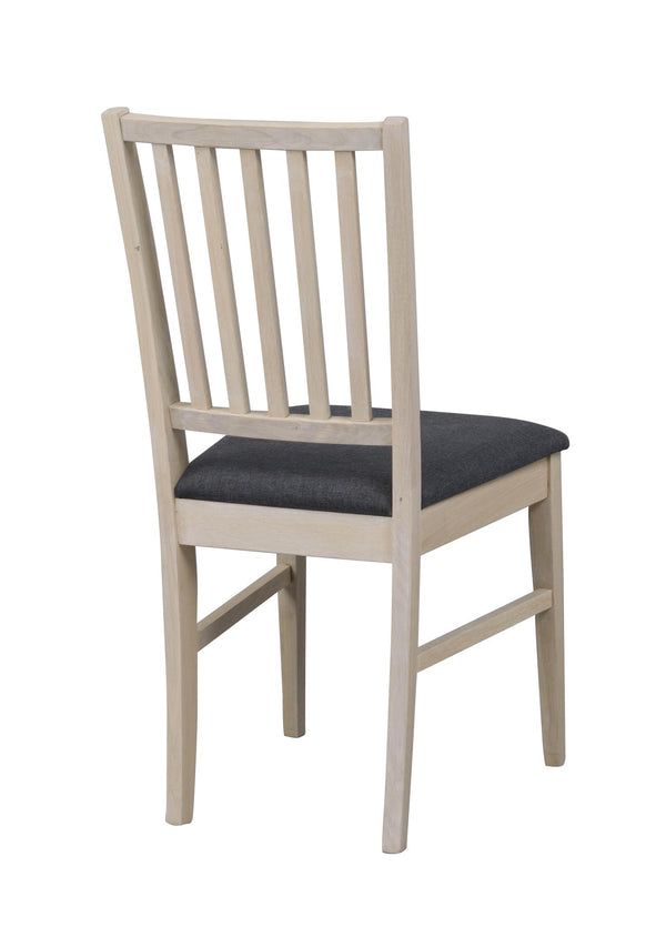 Matstol i vitlaserad trä med svart stoppad sits och spjälor i ryggen, snett bakifrån