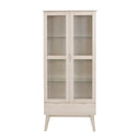 Vitrinskåp i ljust trä med glasdörrar, tre hyllplan och avsmalnande ben i modern skandinavisk design