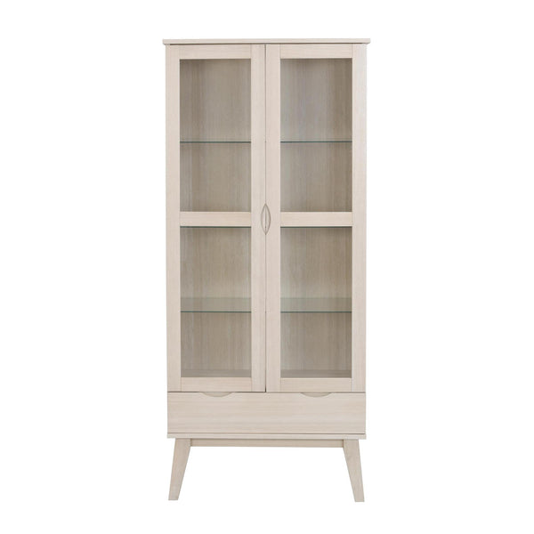 Vitrinskåp i ljust trä med glasdörrar, tre hyllplan och avsmalnande ben i modern skandinavisk design