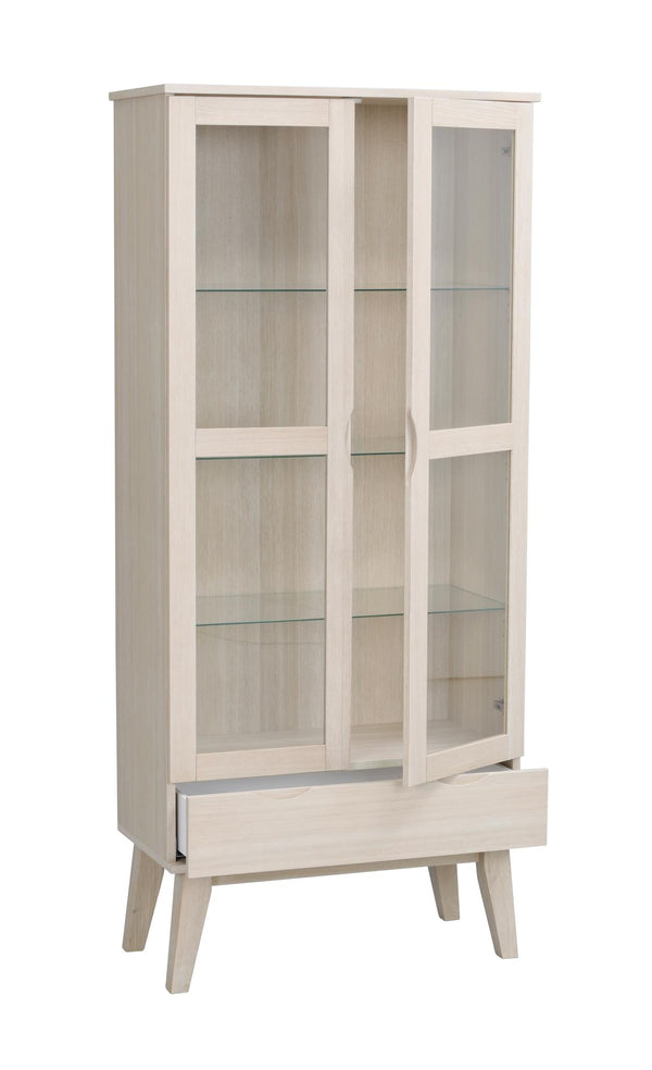 Vitrinskåp i ljust trä med glasdörrar, fyra hyllplan och en låda på sneda ben i skandinavisk stil