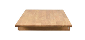 Massiv ekskiva i ljust trä med synliga årsringar, fotograferad från sidan mot vit bakgrund