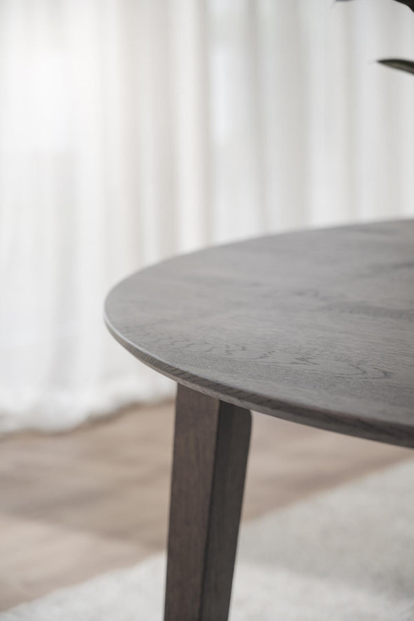 Runt matbord i grå ek med elegant trästruktur och gedigna träben