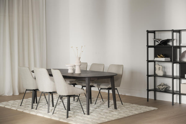 Matgrupp med ovalt svart bord och beige stolar på matta i modernt matrum med hylla