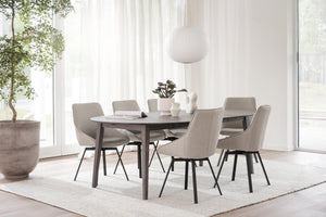 Matgrupp med ovalt bord och sex grå stoppade stolar i ljust skandinaviskt matrum