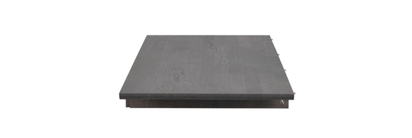 Grå träbordsskiva i ek med synlig årring och struktur, ovanifrån mot vit bakgrund