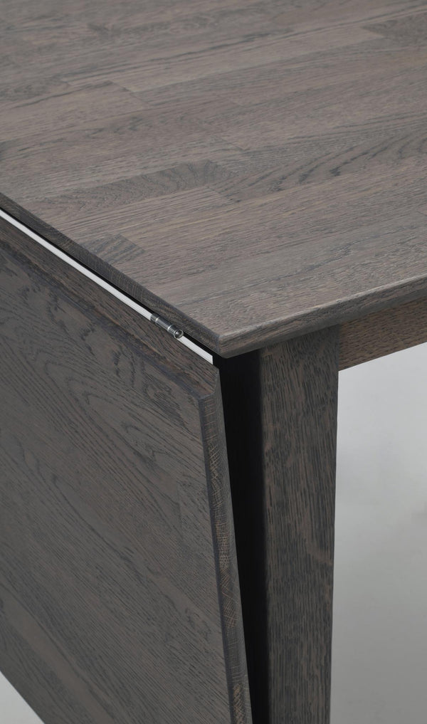 Närbild på gråbrun träskiva med synlig trästruktur och elegant foge mellan skiva och sidopanel