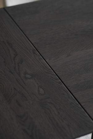 Närbild på mörk ekbordsskiva med synlig trästruktur och fint sammanfogad kant