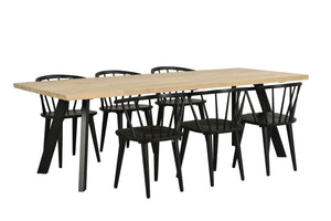 Matgrupp med ljust träbord och sex svarta pinnstolar i modern skandinavisk design