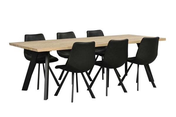 Matgrupp med ljust träbord och sex svarta stolar i modern skandinavisk design