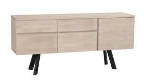 Sideboard i ljust trä med fyra lådor, en lucka och svarta snedställda ben i modern skandinavisk design